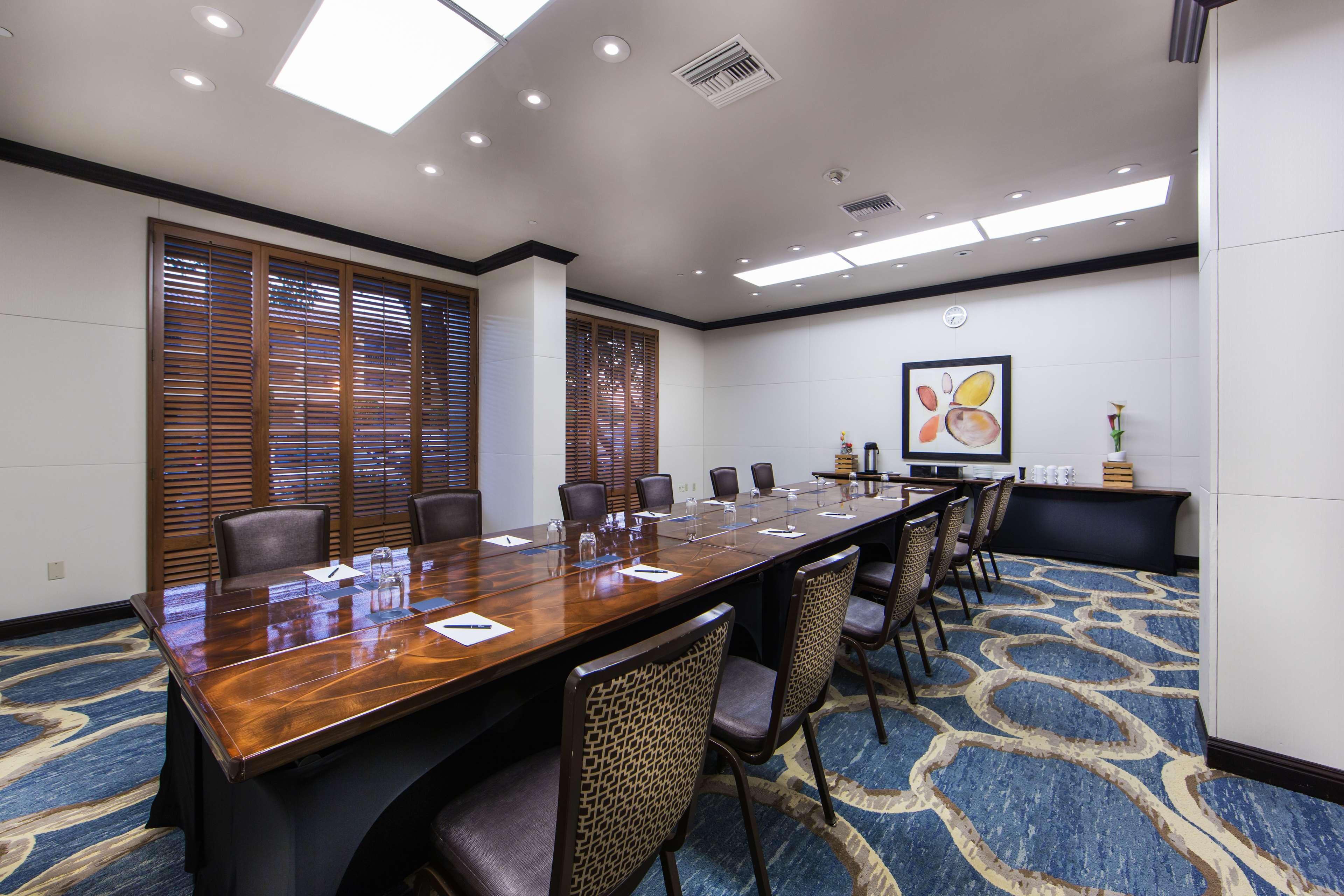 Отель Hilton Irvine/Orange County Airport Экстерьер фото