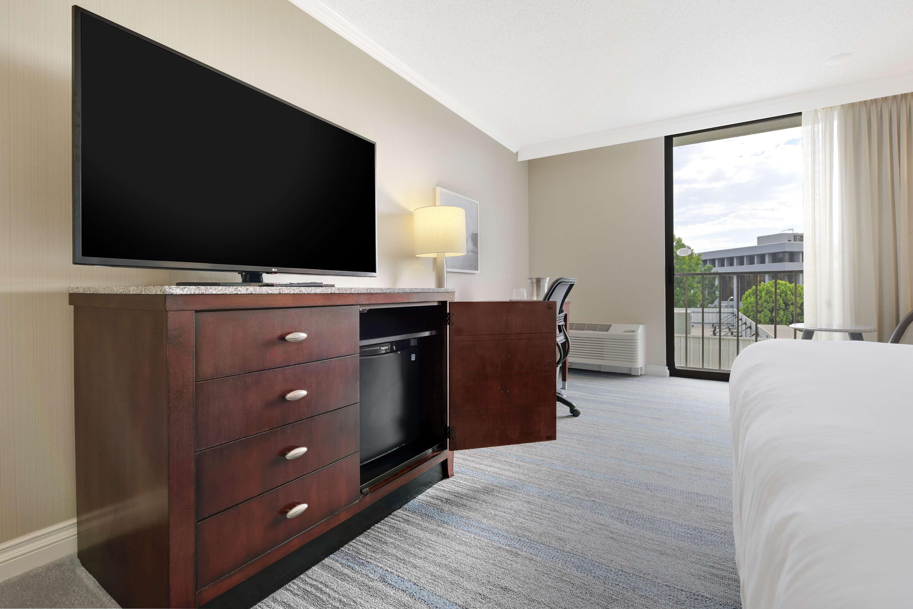 Отель Hilton Irvine/Orange County Airport Экстерьер фото