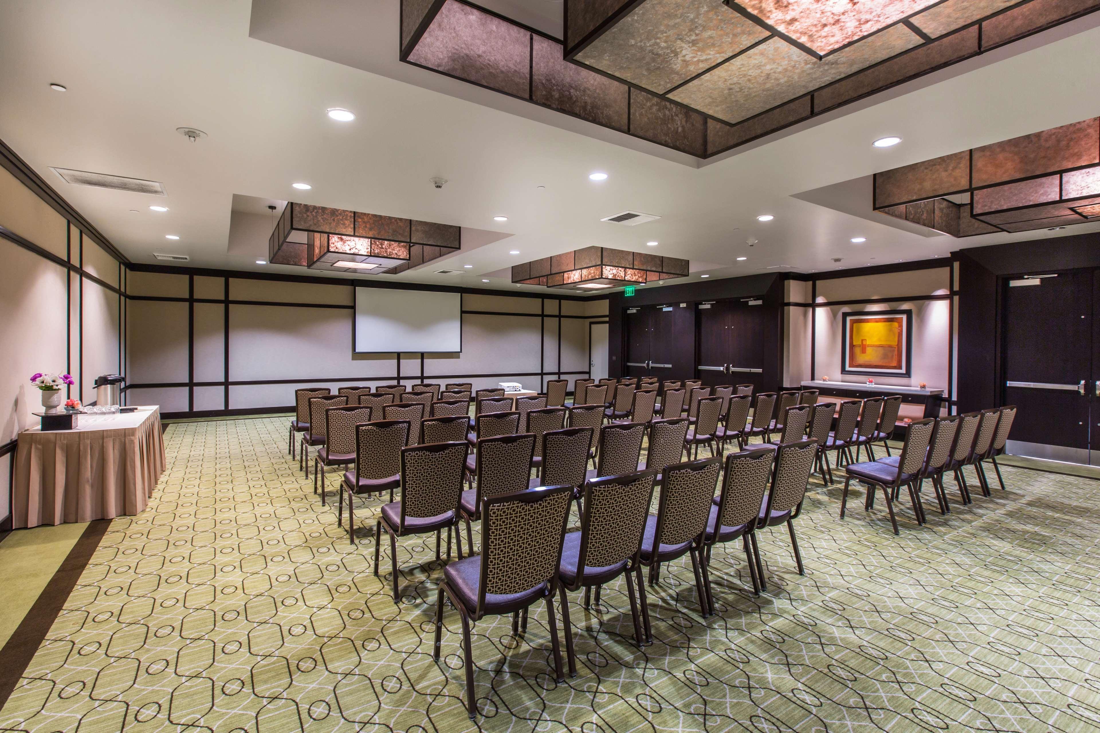 Отель Hilton Irvine/Orange County Airport Экстерьер фото