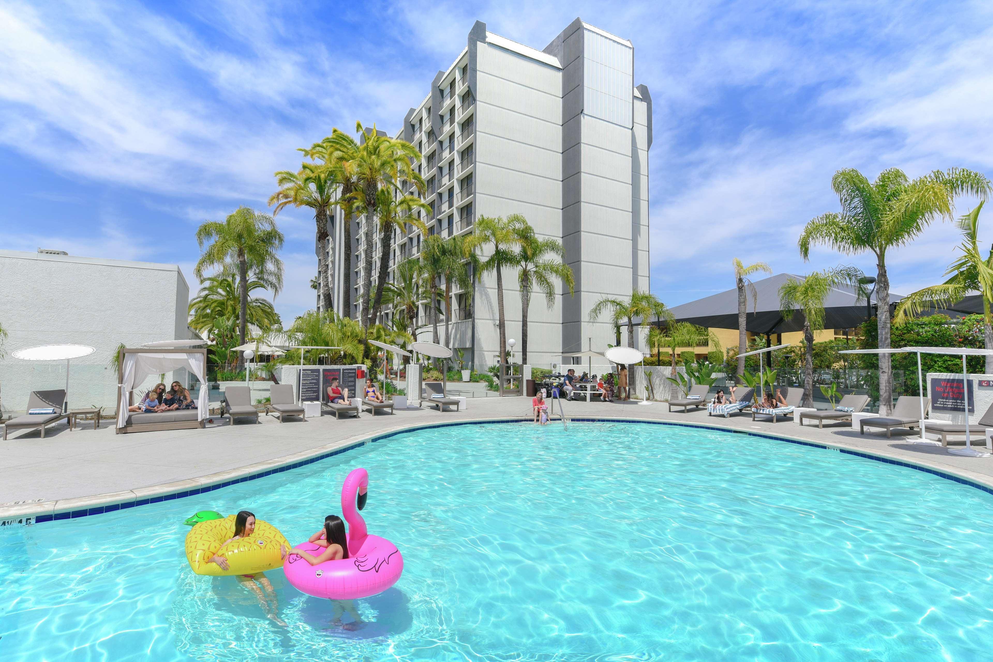Отель Hilton Irvine/Orange County Airport Экстерьер фото