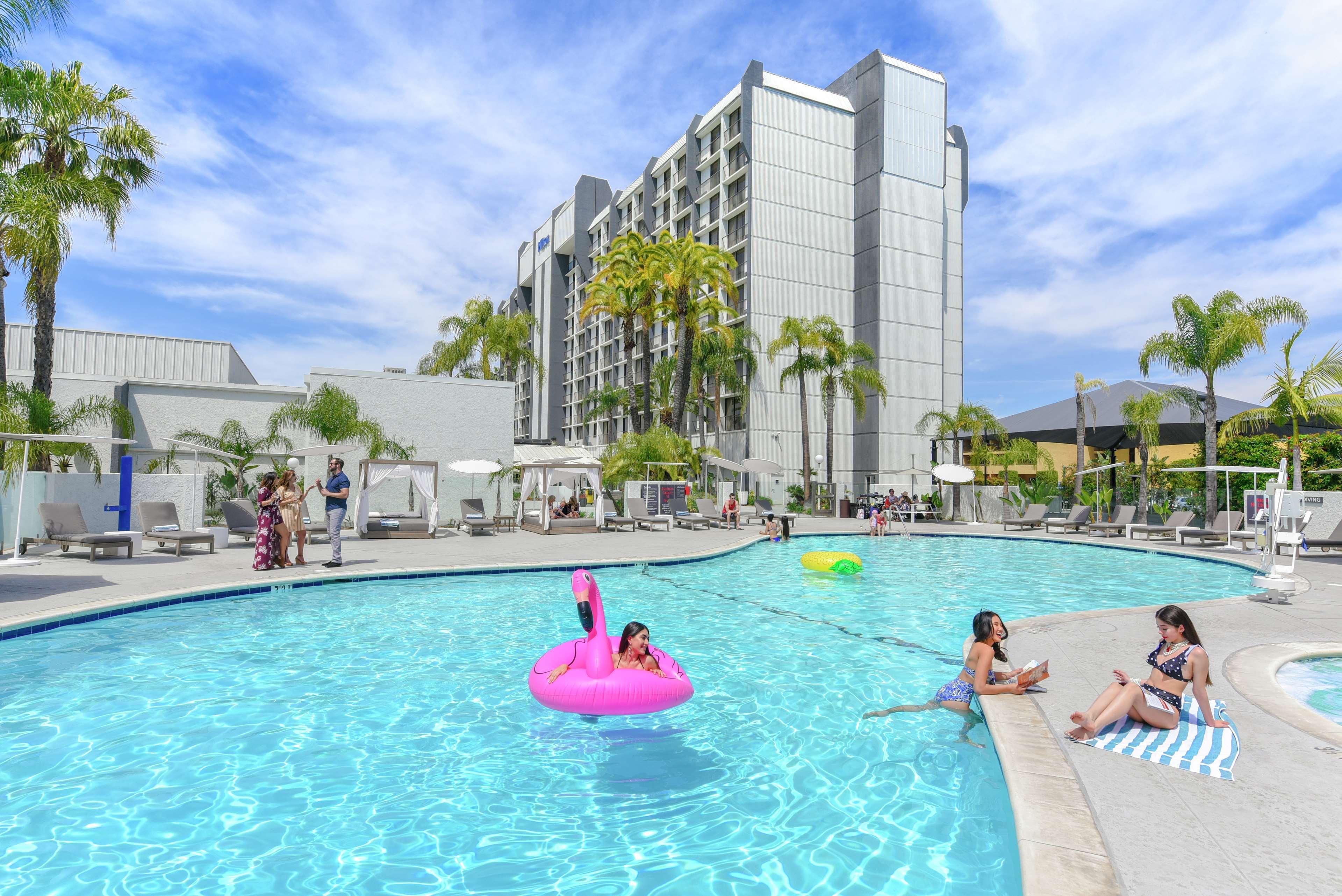 Отель Hilton Irvine/Orange County Airport Экстерьер фото