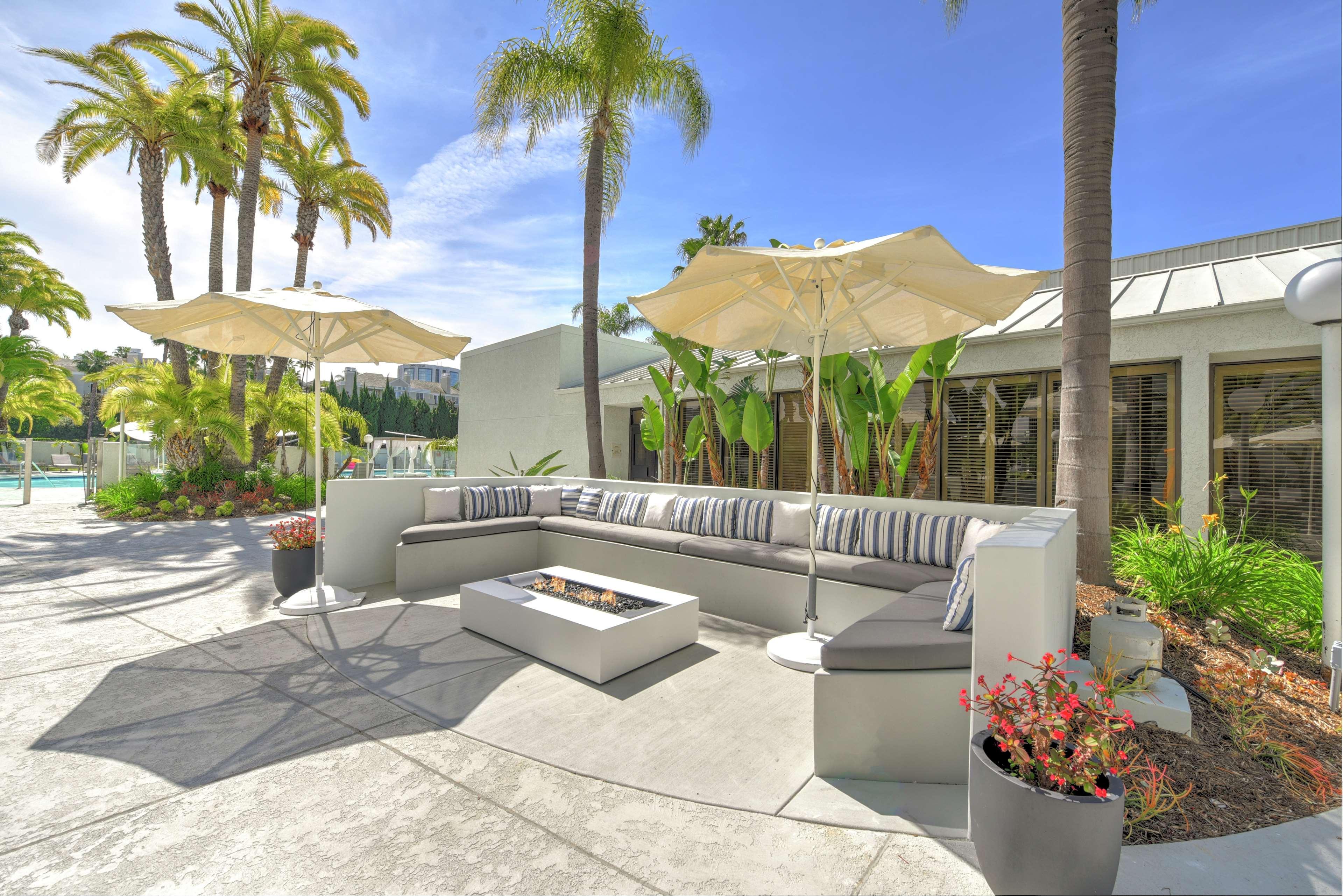 Отель Hilton Irvine/Orange County Airport Экстерьер фото