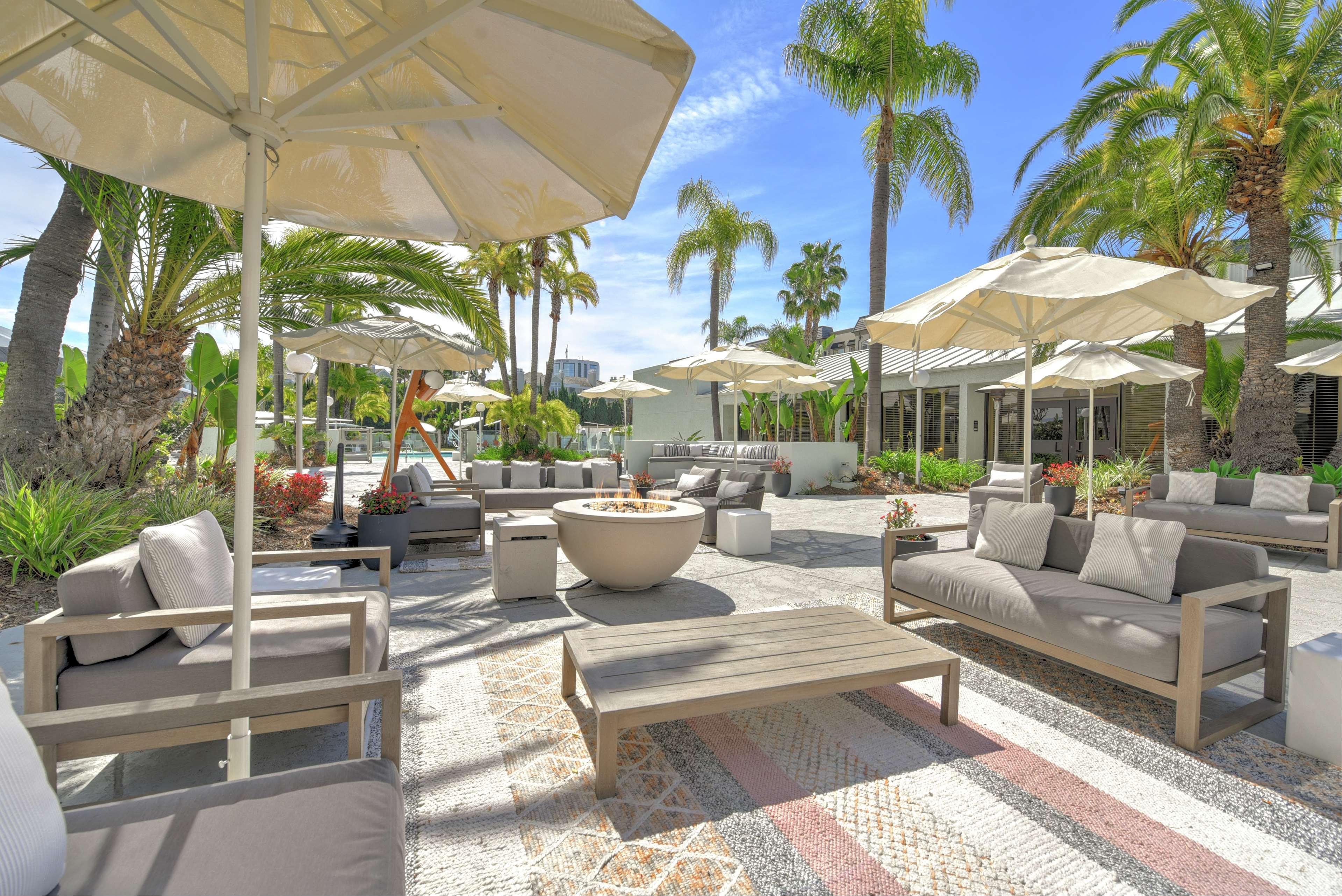 Отель Hilton Irvine/Orange County Airport Экстерьер фото