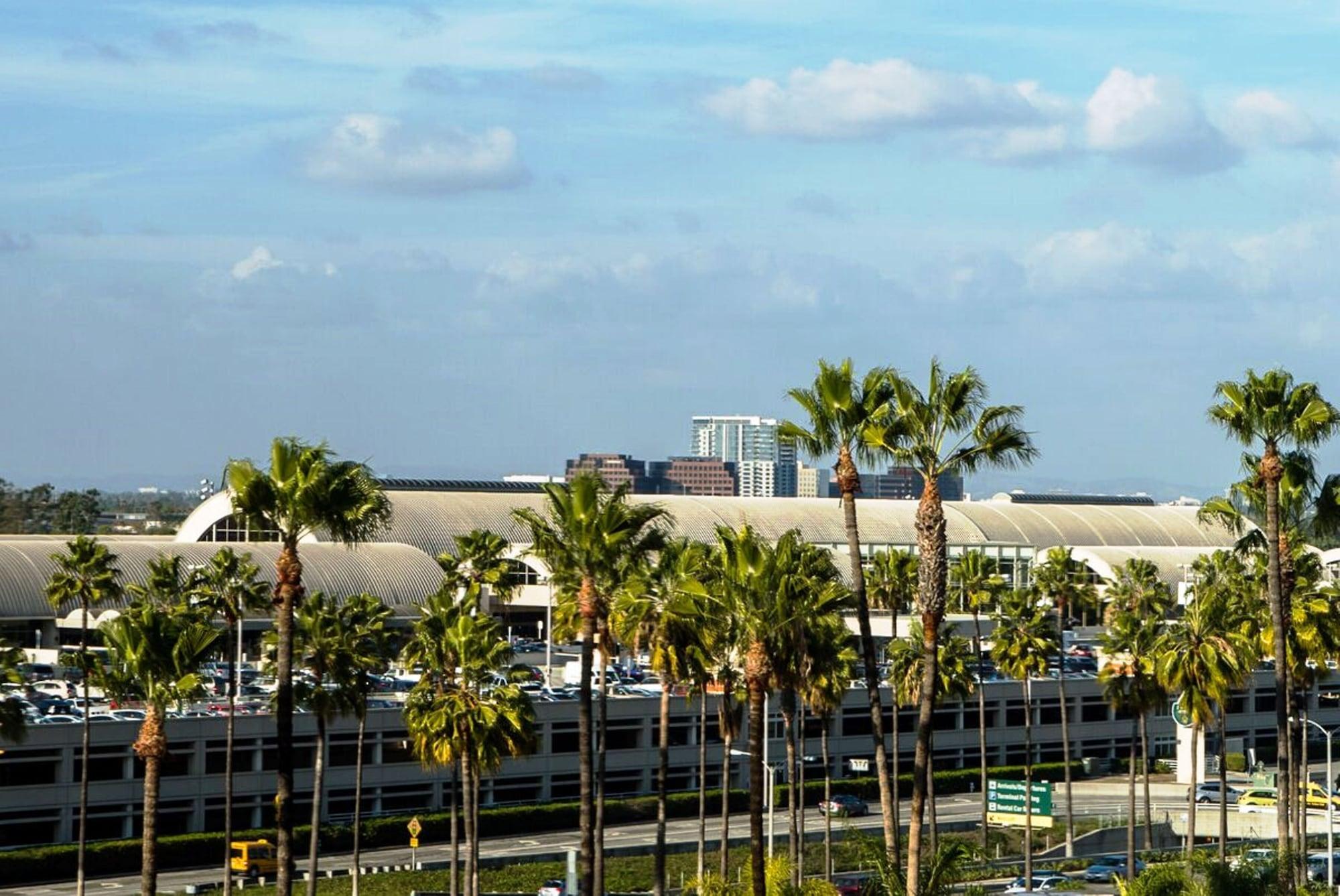 Отель Hilton Irvine/Orange County Airport Экстерьер фото