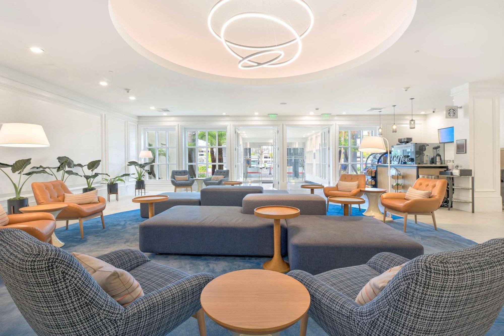 Отель Hilton Irvine/Orange County Airport Экстерьер фото