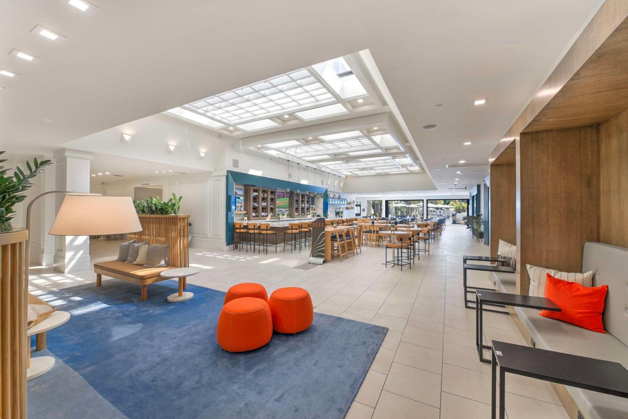 Отель Hilton Irvine/Orange County Airport Экстерьер фото