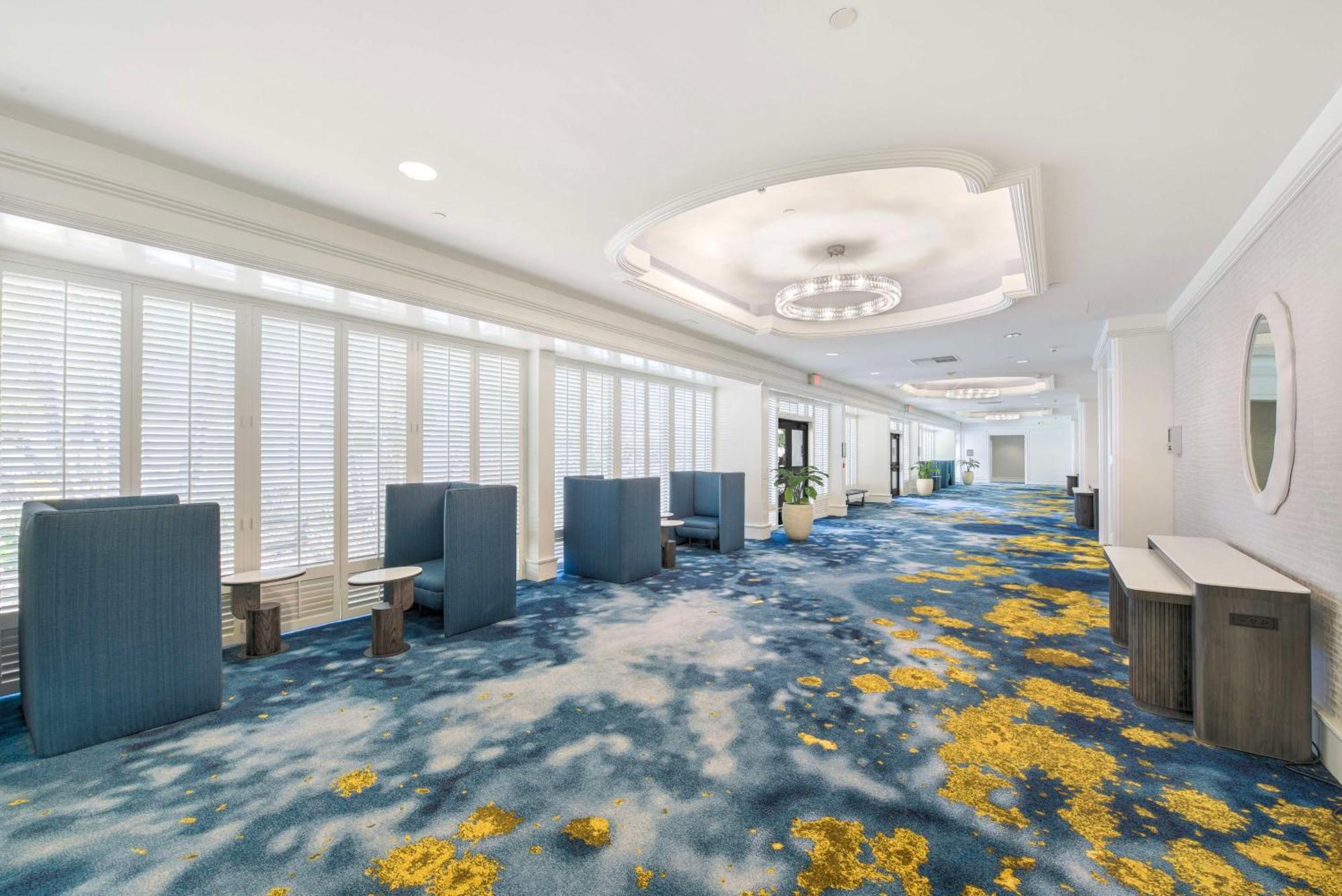 Отель Hilton Irvine/Orange County Airport Экстерьер фото