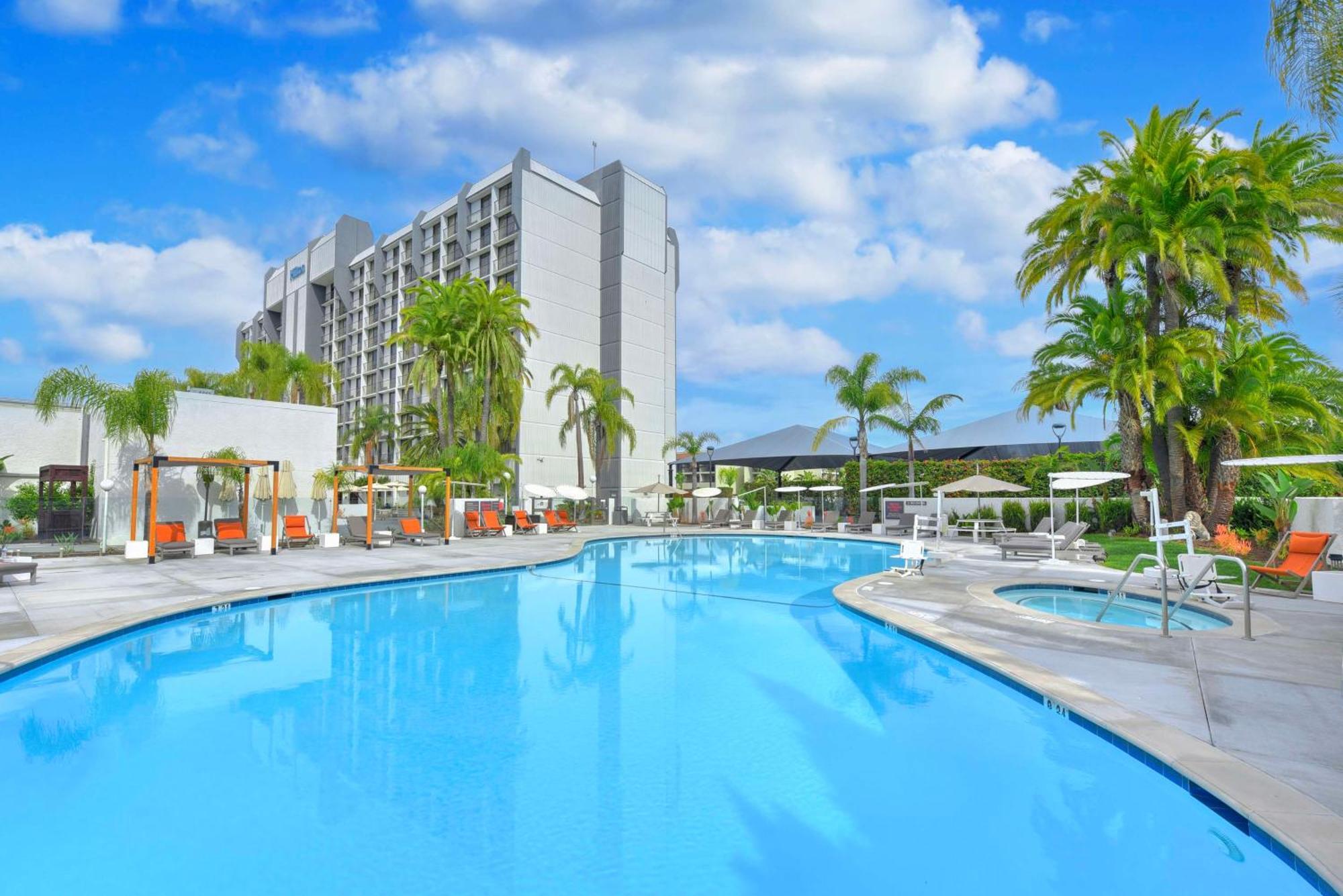 Отель Hilton Irvine/Orange County Airport Экстерьер фото