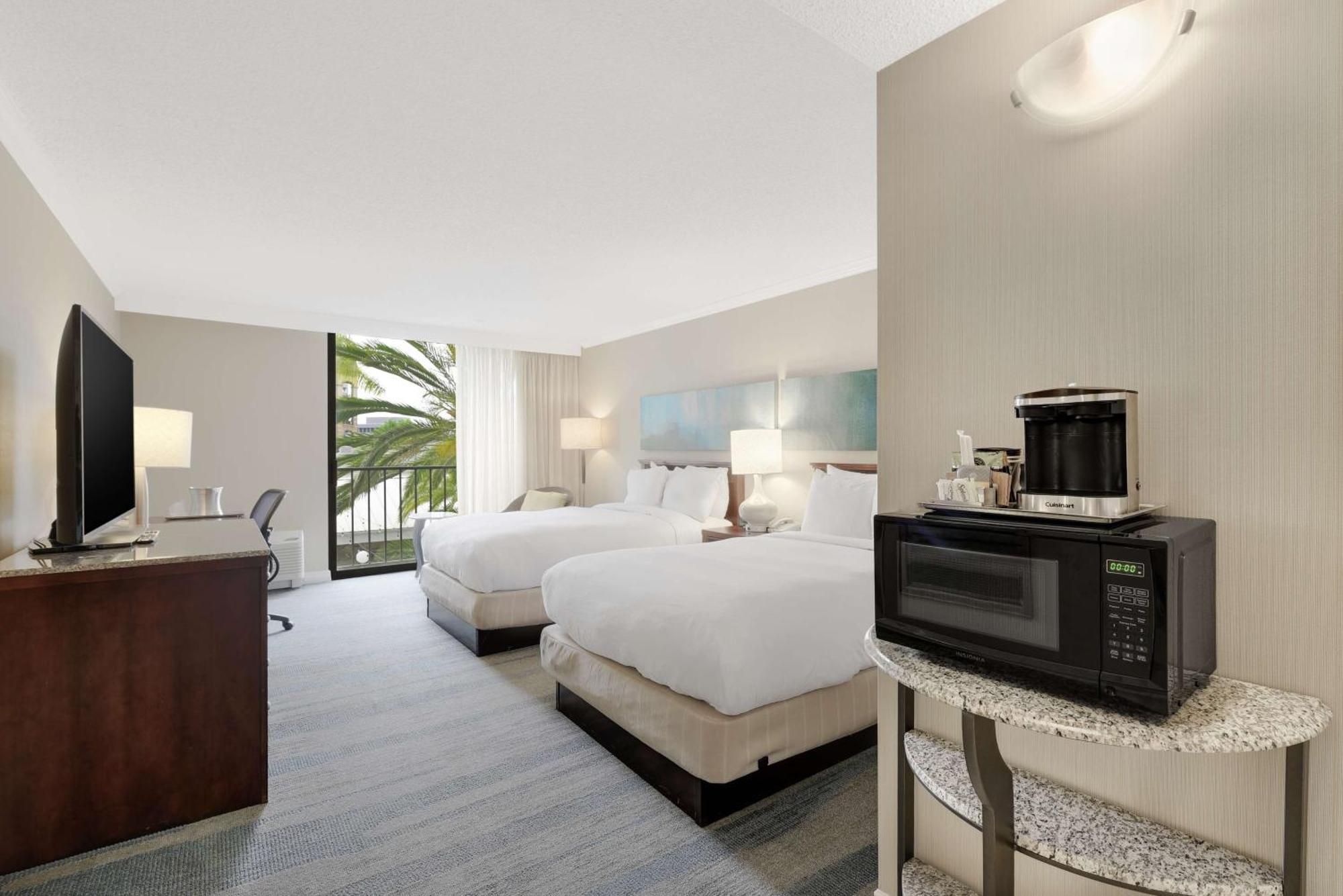 Отель Hilton Irvine/Orange County Airport Экстерьер фото