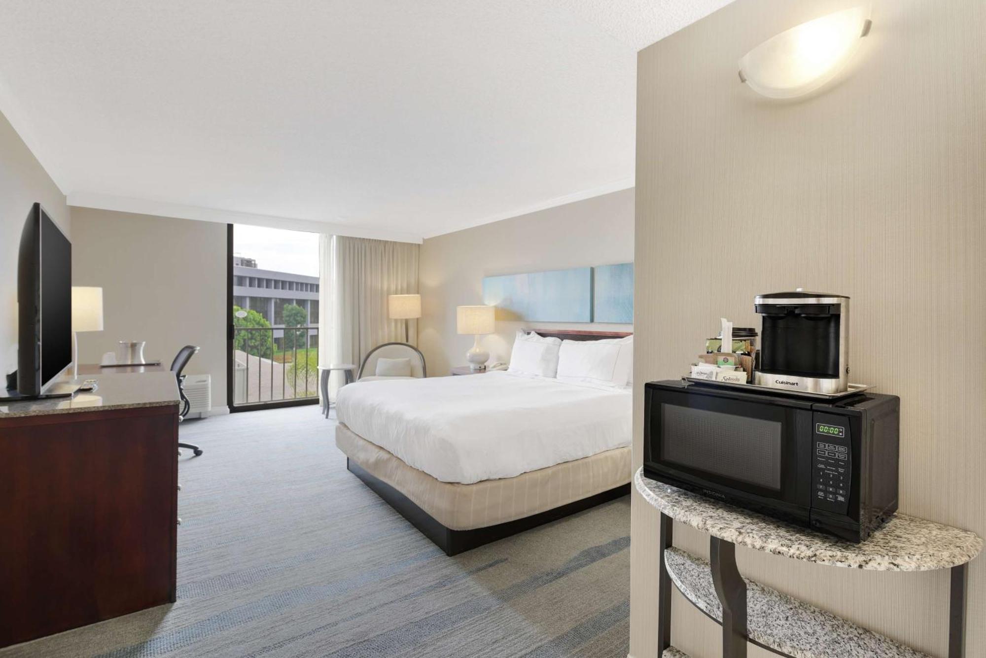 Отель Hilton Irvine/Orange County Airport Экстерьер фото