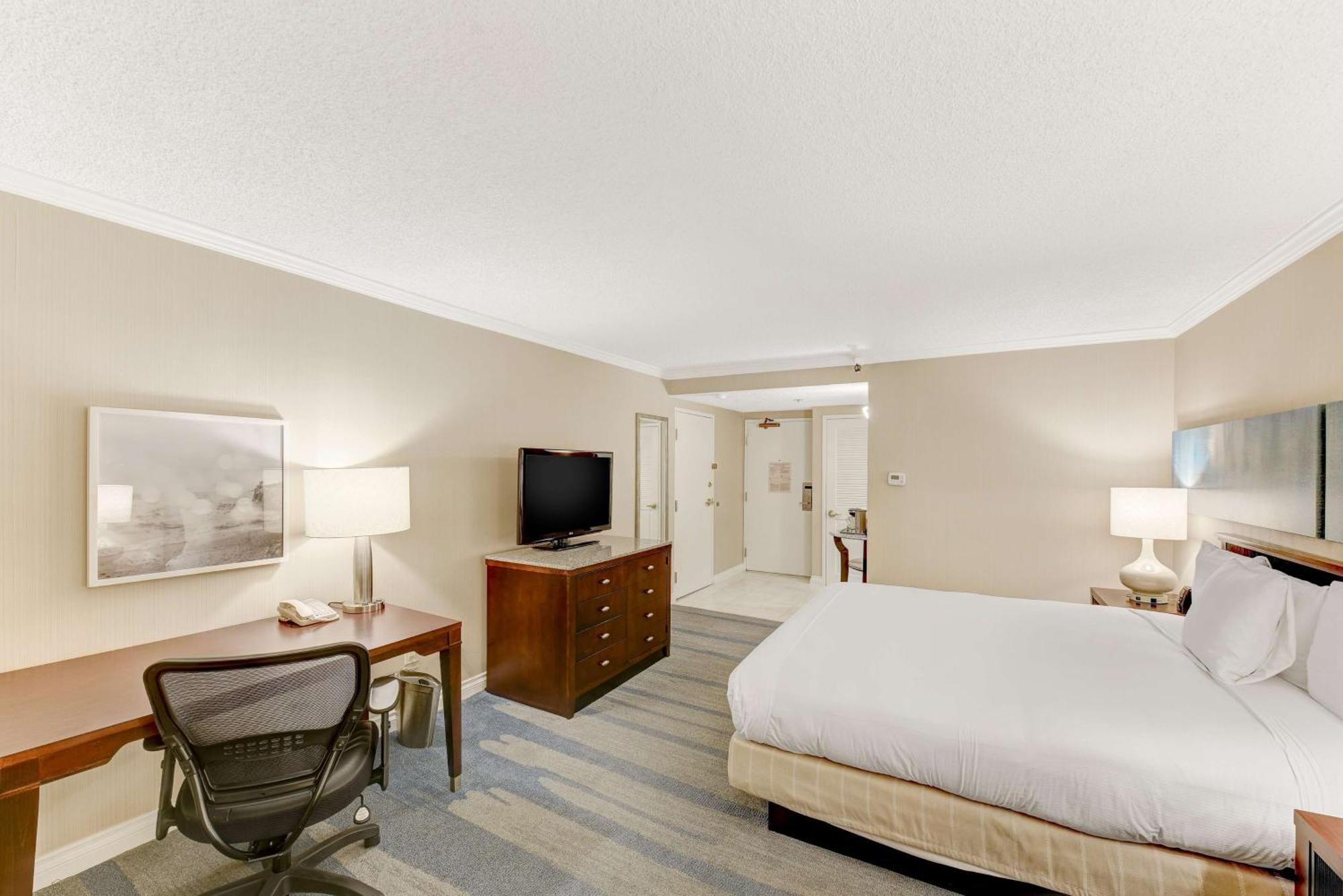 Отель Hilton Irvine/Orange County Airport Экстерьер фото