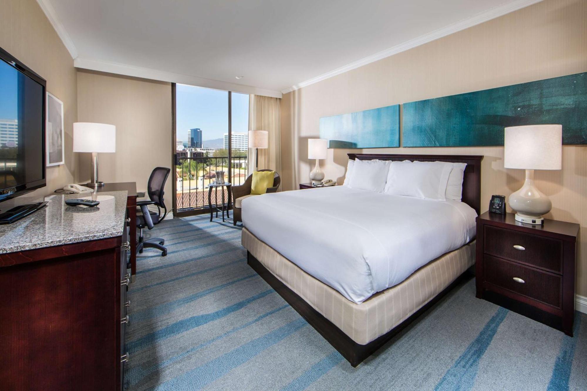 Отель Hilton Irvine/Orange County Airport Экстерьер фото