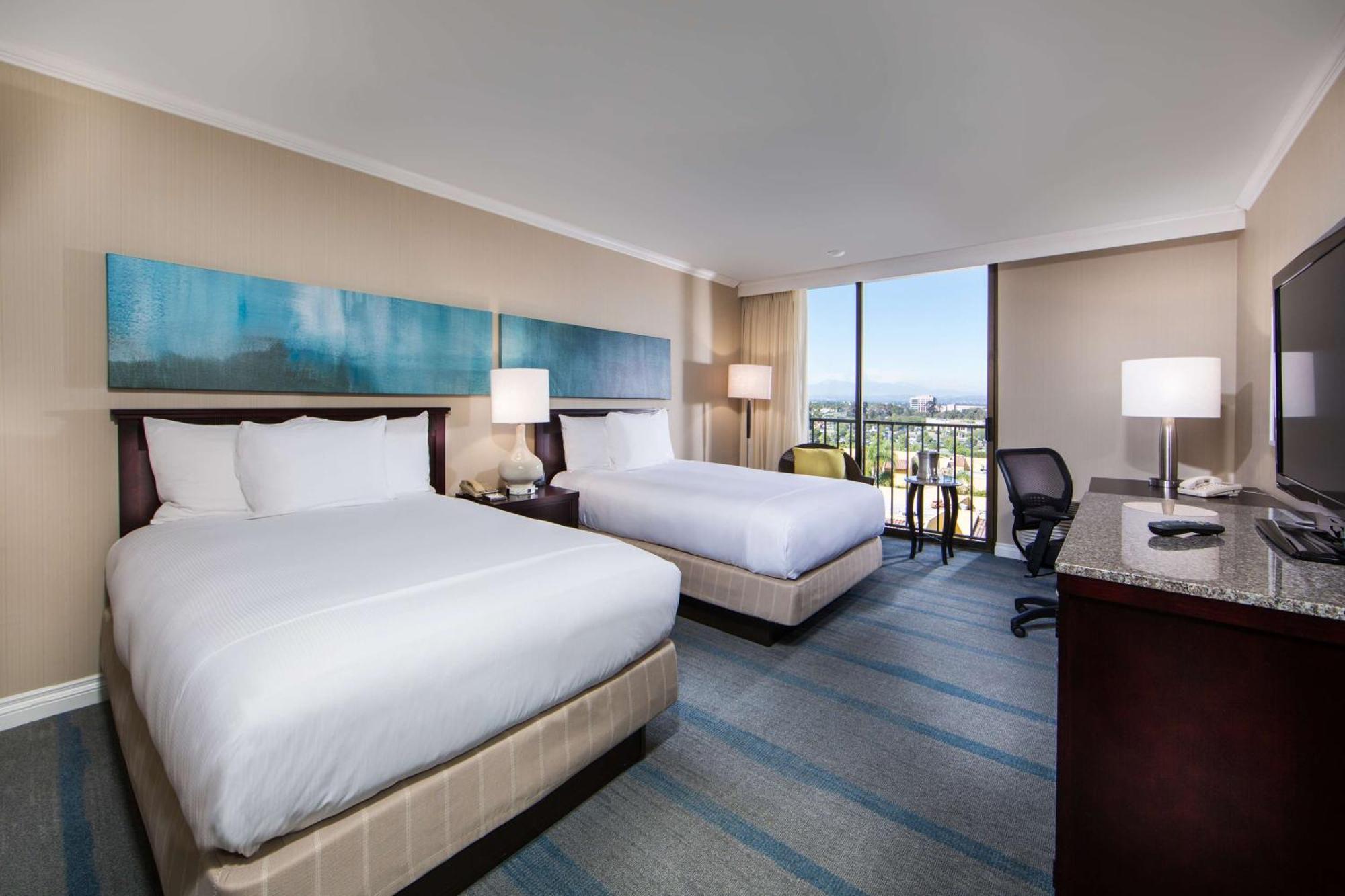Отель Hilton Irvine/Orange County Airport Экстерьер фото