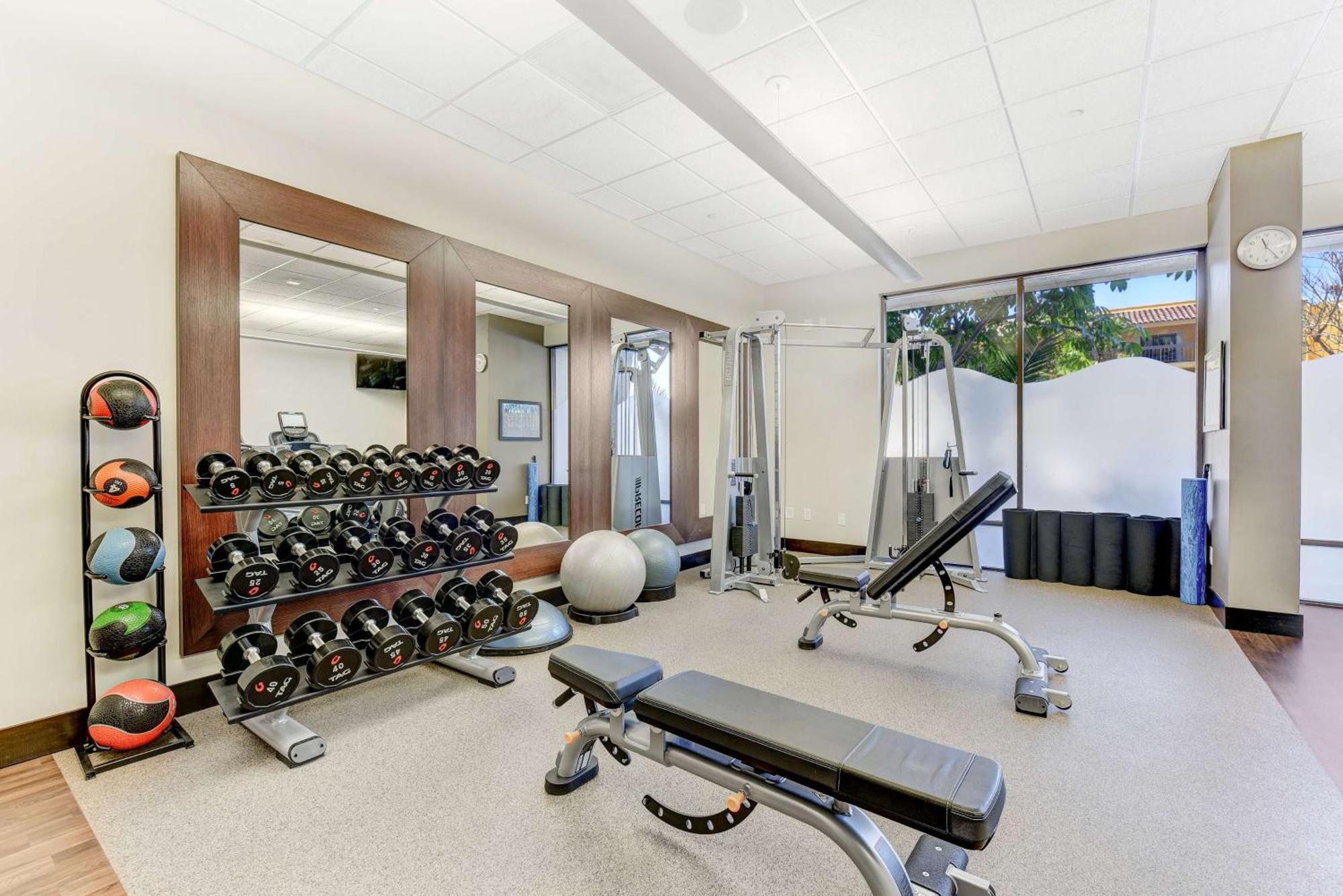 Отель Hilton Irvine/Orange County Airport Экстерьер фото