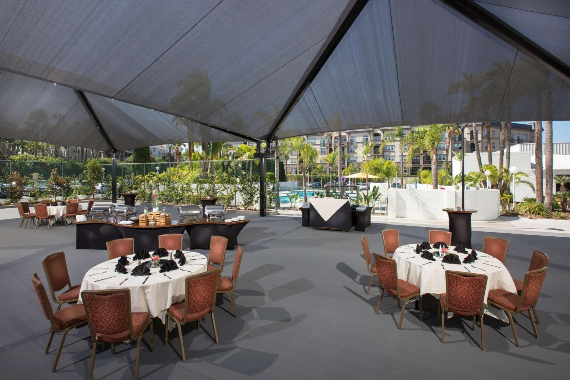 Отель Hilton Irvine/Orange County Airport Экстерьер фото