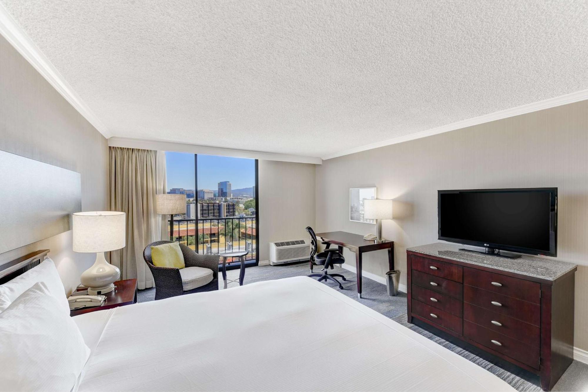 Отель Hilton Irvine/Orange County Airport Экстерьер фото