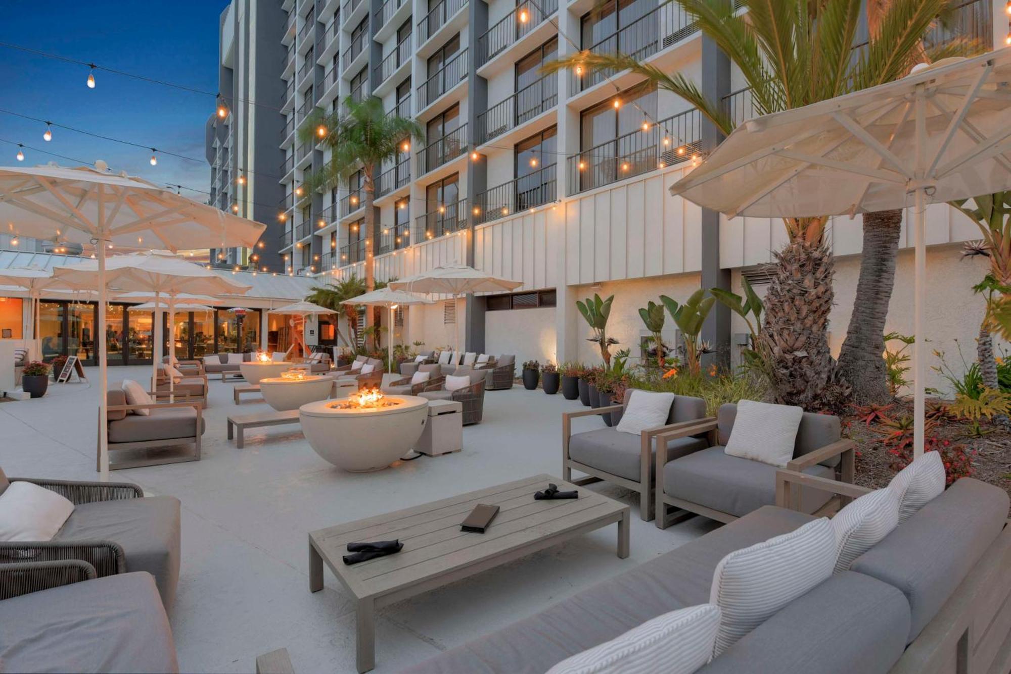 Отель Hilton Irvine/Orange County Airport Экстерьер фото