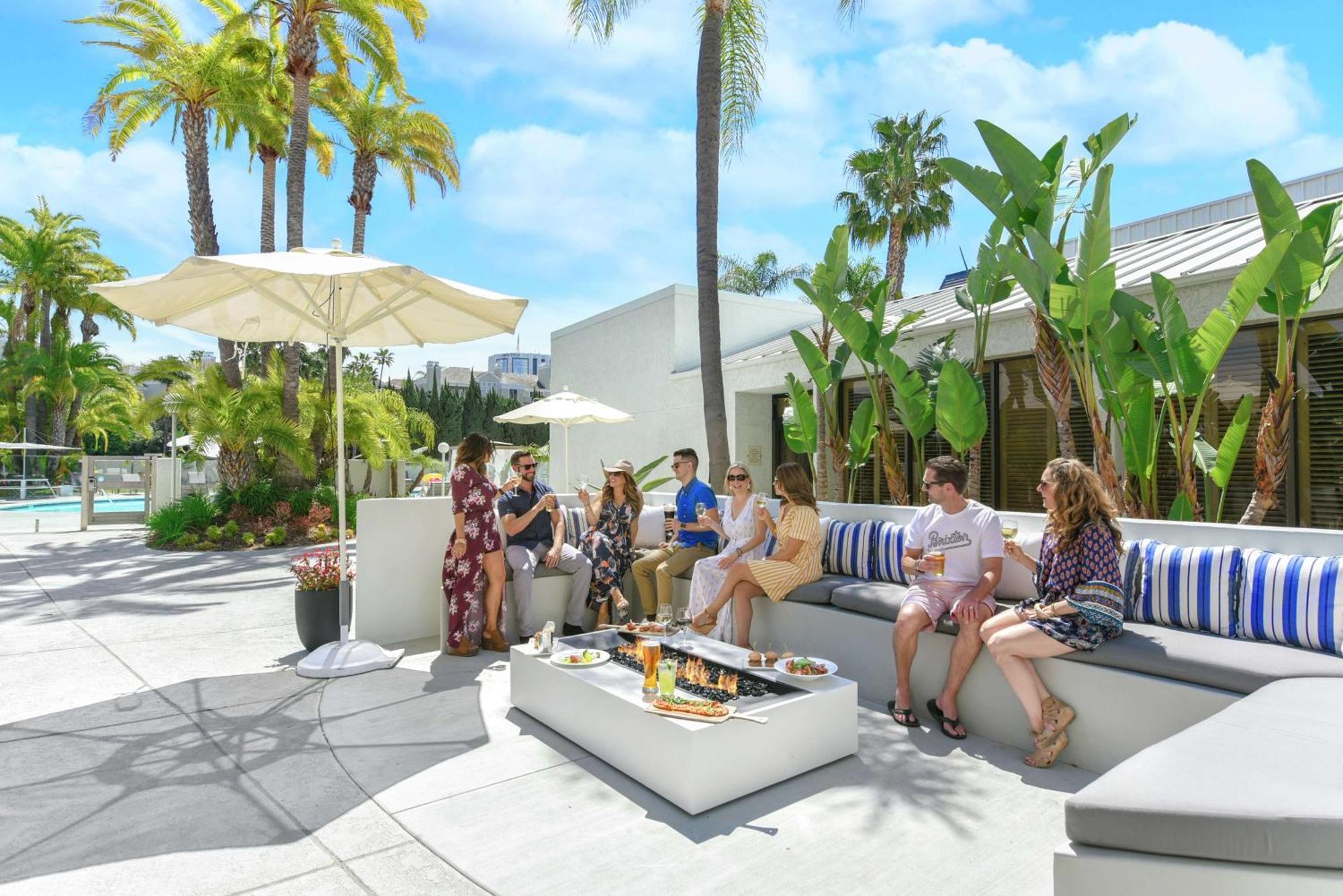 Отель Hilton Irvine/Orange County Airport Экстерьер фото