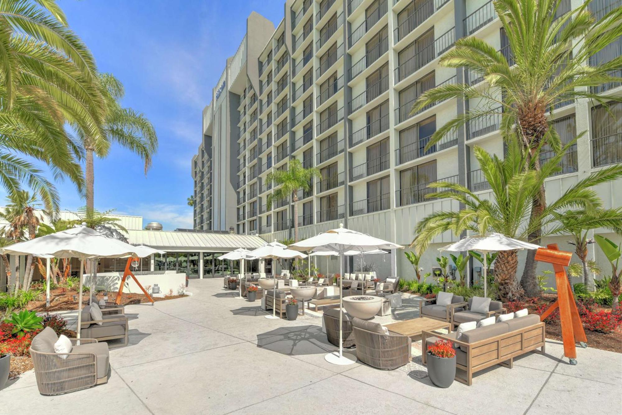Отель Hilton Irvine/Orange County Airport Экстерьер фото