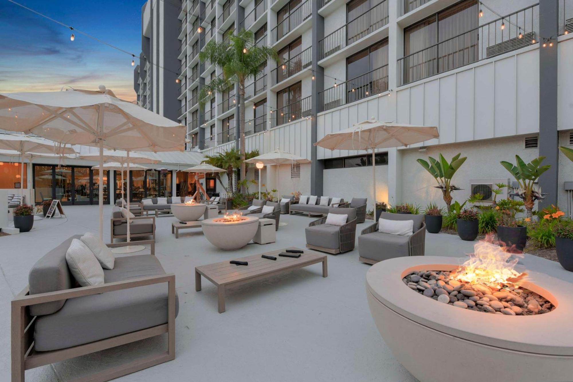 Отель Hilton Irvine/Orange County Airport Экстерьер фото