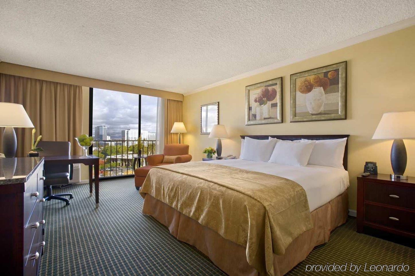 Отель Hilton Irvine/Orange County Airport Номер фото