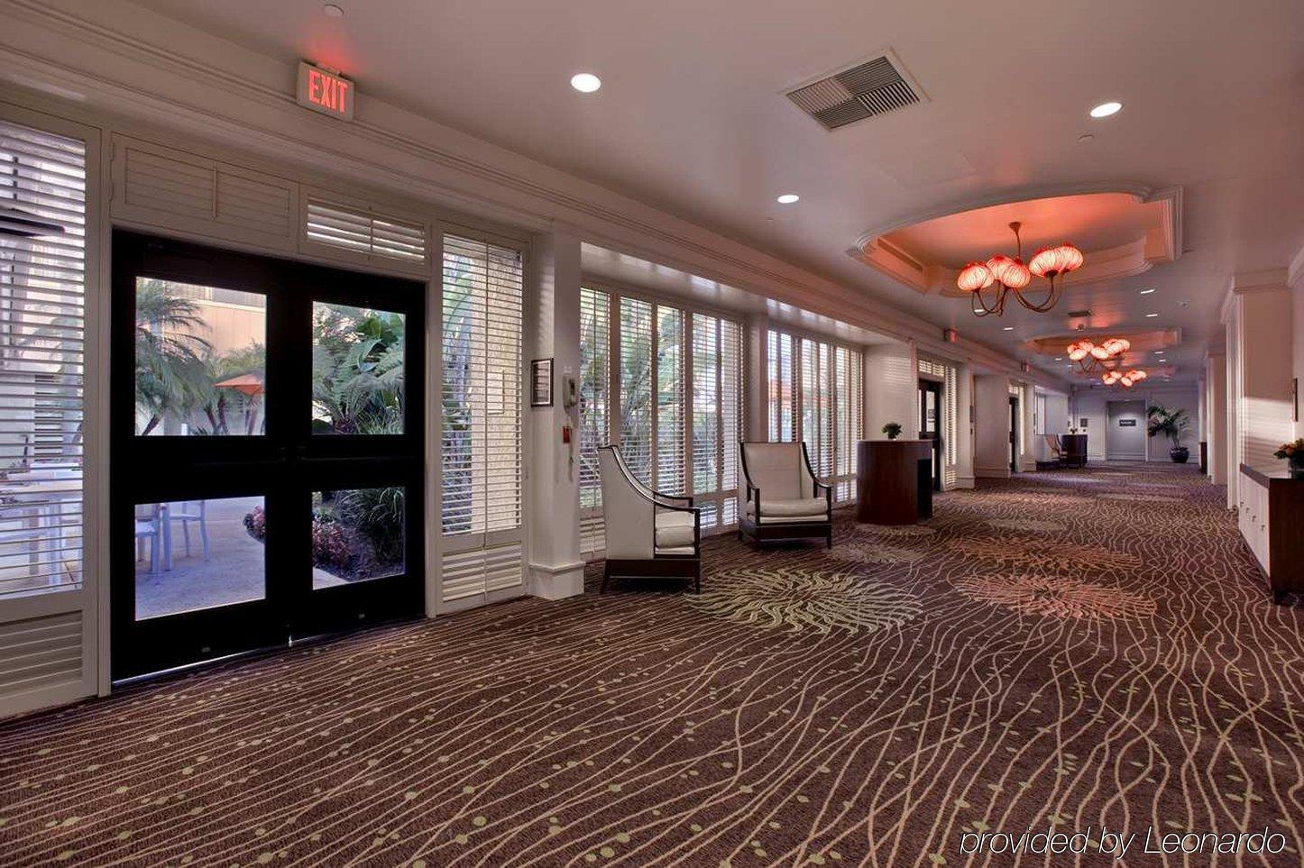 Отель Hilton Irvine/Orange County Airport Интерьер фото